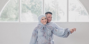 Maternity Shoot Bareng Suami, Kesha Ratuliu Anggun Pakai Gaun Ruffle 