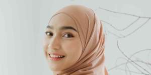 Coba Yuk, Styling Pashmina Simpel yang Bikin Tampilan Manis Banget 