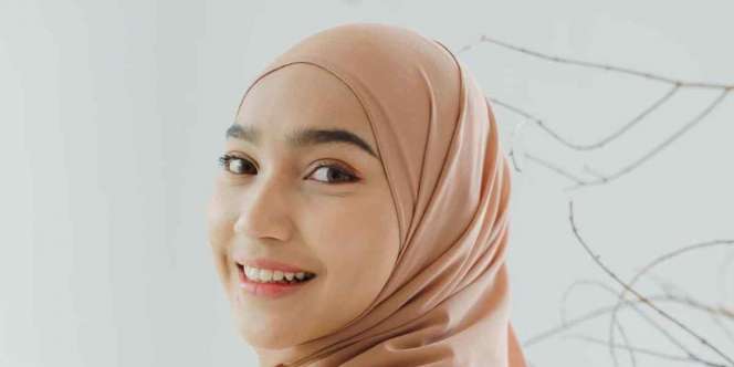 Coba Yuk, Styling Pashmina Simpel yang Bikin Tampilan Manis Banget 