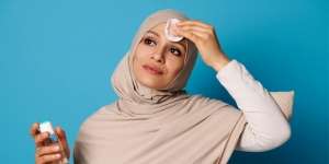 Bersihkan Makeup di Waterline Tanpa Rasa Perih