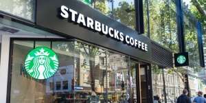 Gaya CEO Starbucks yang Baru: Ikut Kerja di Kedai Kopinya