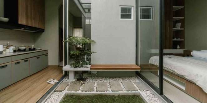 Taman di Tengah Rumah, Jadi Pembatas Asri Dapur dan Kamar Tidur