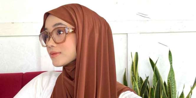 Praktis Banget untuk Si Sibuk, Pakai Pashmina Instan Tanpa Jarum