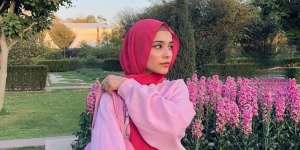 Trik Bikin Pashmina Terlihat Effortless dengan Aksen Flowy