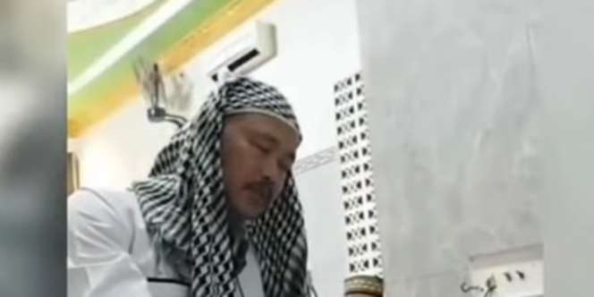 Viral! Diduga Seorang Ustaz Imami Sholat Tarawih Lakukan Live TikTok Buat Dapat Gift