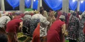 Geger! Jemaah Laki-Laki Sholat Tarawih Gabung Jemaah Perempuan dengan Berdiri di Shaft Belakang