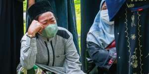 Hampir Pingsan hingga Digendong Menuju Makam, Potret Adul Antarkan Ibu ke Peristirahatan Terakhir