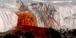 Misteri 'Air Terjun Darah' di Kutub Utara Terkuak, Ternyata Ini Penyebabnya