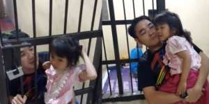 Bikin Air Mata Netes, Momen Haru Ayah Peluk Anak dari Balik Jeruji Besi Sampai Akhirnya Bisa Gendong Langsung