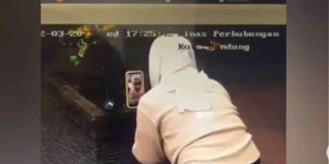 TikToker Streaming di Pembatas Jalan, Lagi Asyik Joget Kena Tegur Petugas