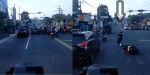 Panik dengar Sirine, Pemotor Tinggalkan Motornya di Tengah Jalan
