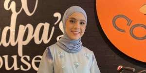 Nycta Gina Kenakan Dress Pastel, Auranya Begitu Anggun