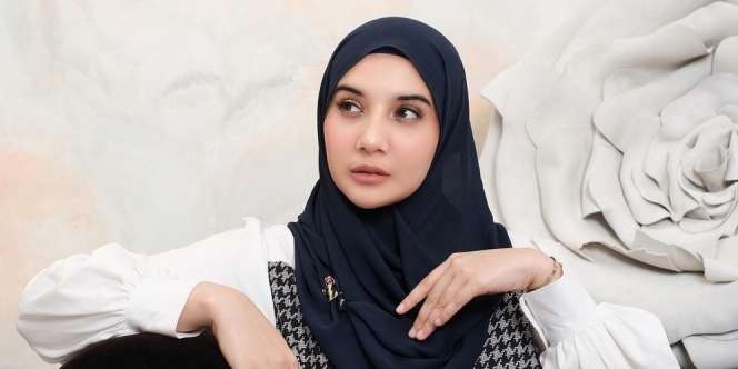 Intip Gaya Zaskia Sungkar Pakai Dress Orange Pastel, Terlihat Lebih Manis
