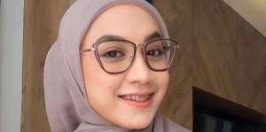 Tampilan Kerudung Segi Empat Polos Terlihat Beda, Ini Caranya