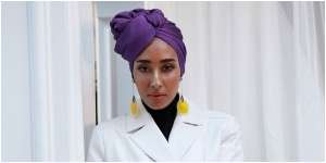 7 Foto Model Hijab Mariah Idrissi yang Kasual, Bersahaja dan Fashionable