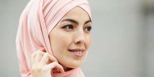 Rias Wajah dengan Freckles Natural, Manfaatkan Spons Makeup