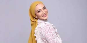 Tampil Fresh dengan Turban Mustard, Coba Gaya Wanda Hamidah