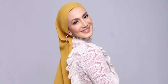 Tampil Fresh dengan Turban Mustard, Coba Gaya Wanda Hamidah