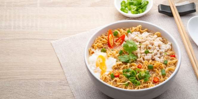 Hindari Makan Mie Instan Saat Sahur, Ini Alasannya
