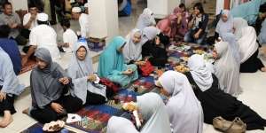 Masya Allah! Ibu Kos Ini Selalu Sediakan Sahur dan Buka Puasa untuk 70 Anak Kosnya