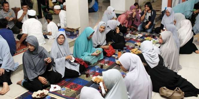 Masya Allah! Ibu Kos Ini Selalu Sediakan Sahur dan Buka Puasa untuk 70 Anak Kosnya