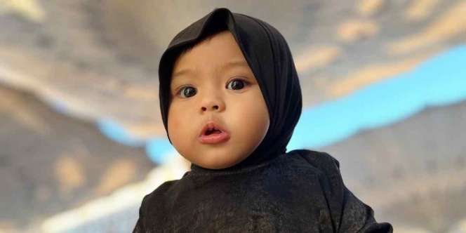 Cantik dan Gemas, Deretan Foto Ameena Pakai Hijab Saat Umroh 