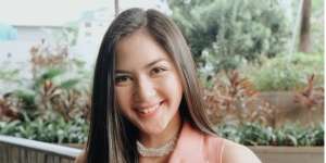 Jessica Mila Padukan Dress Hitam dengan Sentuhan Emas