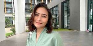 Tampilan Seru Prilly Latuconsina Padukan Blazer Formal dengan Jeans  Casual