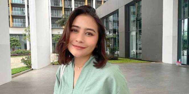 Tampilan Seru Prilly Latuconsina Padukan Blazer Formal dengan Jeans  Casual