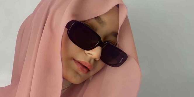 Trik Mudah Pastikan Pashmina Rapi untuk Pengguna Kacamata