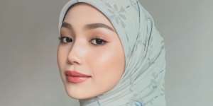 Hijab Bermotif Mewah, Outfit Polos Jadi Tampak Lebih Modis