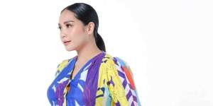 Motif Bunga Iris Jadi Daya Tarik Koleksi Terbaru NASL by Nagita Slavina 