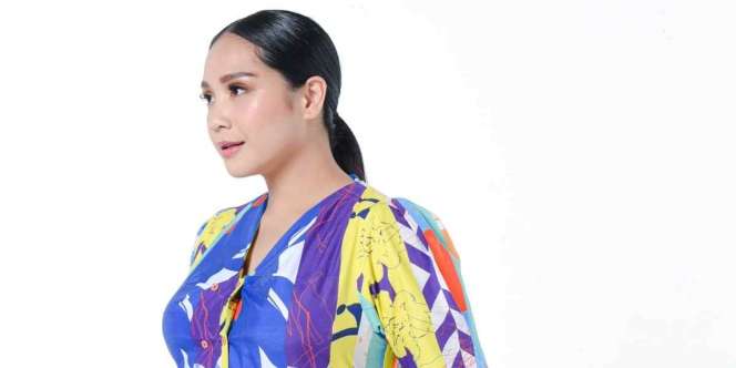 Motif Bunga Iris Jadi Daya Tarik Koleksi Terbaru NASL by Nagita Slavina 