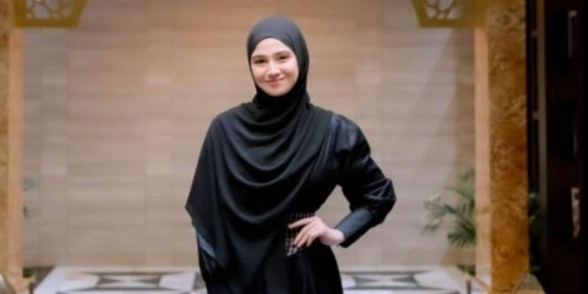 Penampilan Manglingi Syifa Hadju Berhijab Hitam, Kecantikannnya Bisa Melelehkan Hati