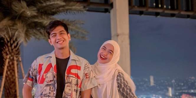 Ria Ricis dan Teuku Ryan Bagi-Bagi THR ke Pengunjung Minimarket, Auto Belanja Bulanan