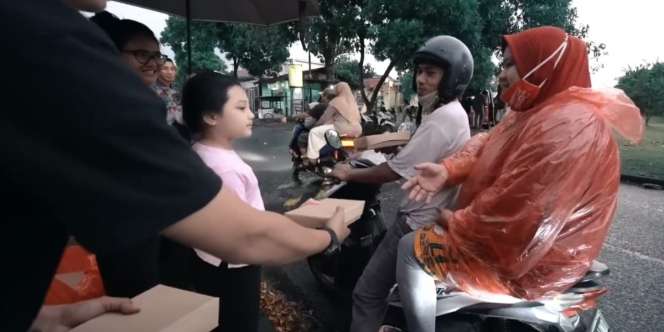 Berjiwa Sosial Tinggi, 5 Potret Arsy dan Arsya Bagi-Bagi Takjil di Jalan