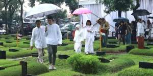 FOTO: Vino G Bastian Ziarah Makam Buya Hamka