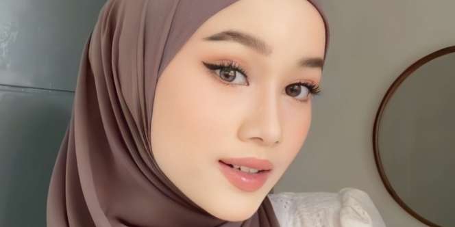 Hanya Butuh Satu Jarum, Pashmina Tampak Stylish dalam Sekejap