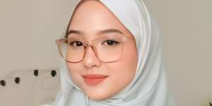 Flowy Style dengan Pashmina Curve, Nuansanya Sweet Banget