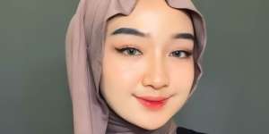 Feminin Look, Styling Pashmina Kaus dengan Sisi Menjuntai 