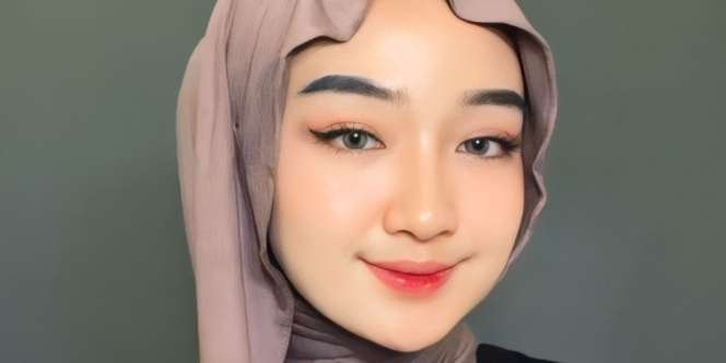 Feminin Look, Styling Pashmina Kaus dengan Sisi Menjuntai 