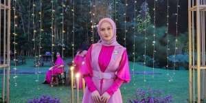 Pakai Outfit Kasual Warna Lembut, Lihat Tampilan Manis Melody Laksani 