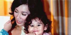 Anak Penyanyi Top yang Digendong Mamanya ini Tumbuh Jadi Gadis Cantik Memesona, Coba Tebak?