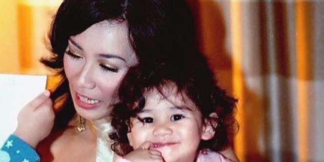 Anak Penyanyi Top yang Digendong Mamanya ini Tumbuh Jadi Gadis Cantik Memesona, Coba Tebak?