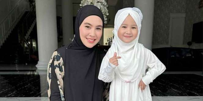 Kartika Putri Ajarkan Putrinya Berhijab, Lihat Cantiknya Si Kecil Khalisa