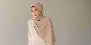Tutorial Hijab Pashmina Menutup Dada dan Punggung, Cocok untuk Hadiri Kajian Ramadhan