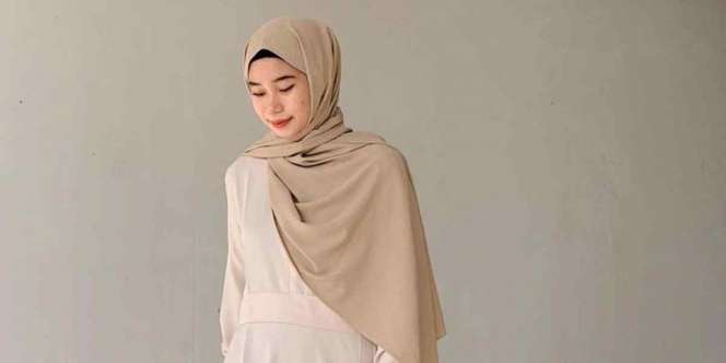 Tutorial Hijab Pashmina Menutup Dada dan Punggung, Cocok untuk Hadiri Kajian Ramadhan