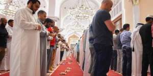 Jadwal Buka Puasa Minggu 2 April 2023 dan Keutamaan Sholat Tarawih sampai Selesai