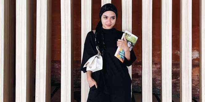 Serba Hitam, Lihat Tampilan Stylish dan Nyaman Ayudia Terlihat Nyaman dalam Busana Kasualnya 