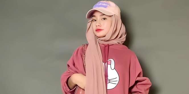 Mix and Match Sweater Seru untuk Hijaber, Biar Hangat Saat Cuaca Dingin